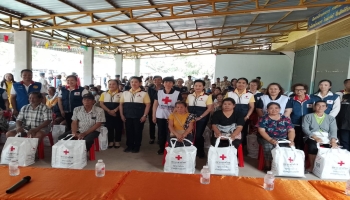 ลงพื้นที่มอบถุงยังชีพช่วยเหลือราษฎรที่ประสบเหตุวาตภัยในเขตพื้นที่ตำบลเมืองพาน อำเภอบ้านผือ
